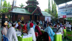 VIDEO: Takmir dan Pedagang Vaksinasi di Masjid Cheng Hoo