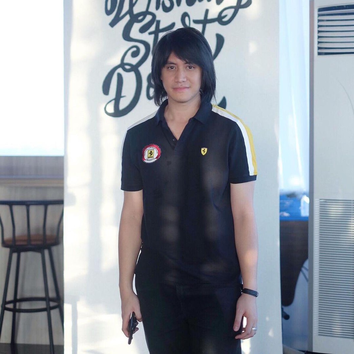 Kevin Aprilio terkenal dengan style rambut gondrongnya&period; Berikut beberapa transformasi gaya rambut Kevin&excl;