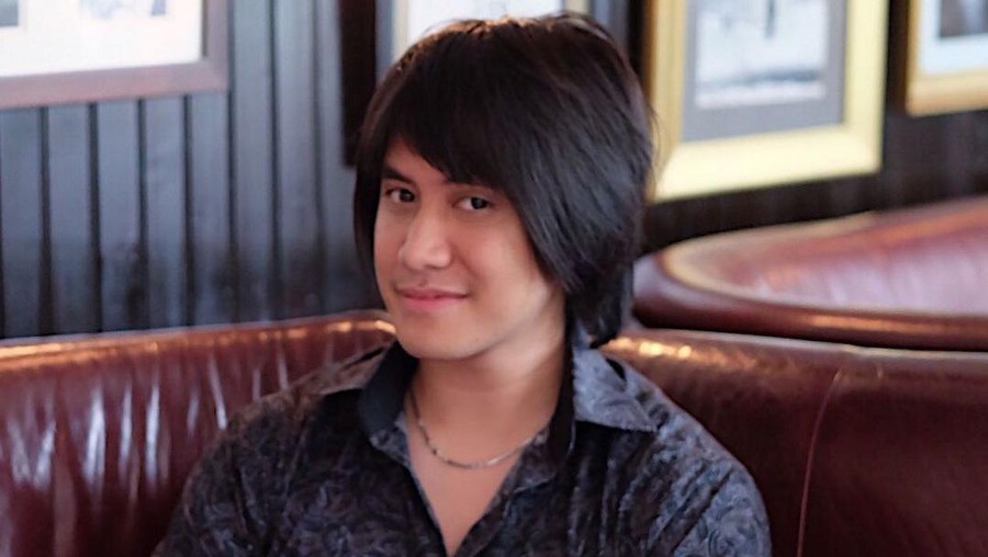 Kevin Aprilio terkenal dengan style rambut gondrongnya. Berikut beberapa transformasi gaya rambut Kevin!