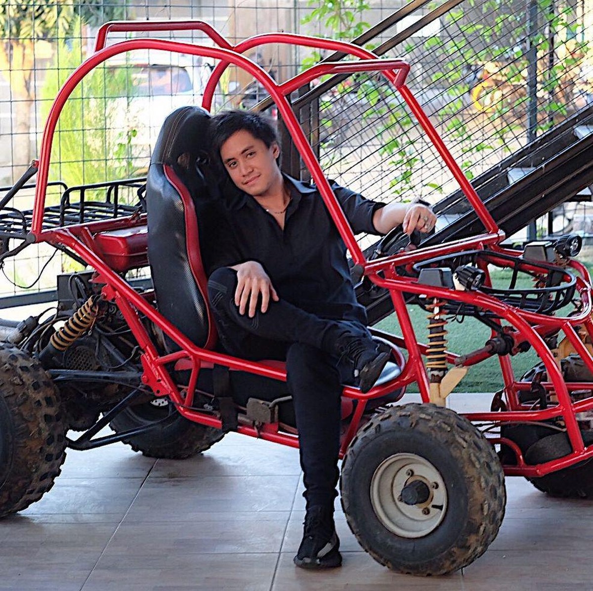 Kevin Aprilio terkenal dengan style rambut gondrongnya&period; Berikut beberapa transformasi gaya rambut Kevin&excl;