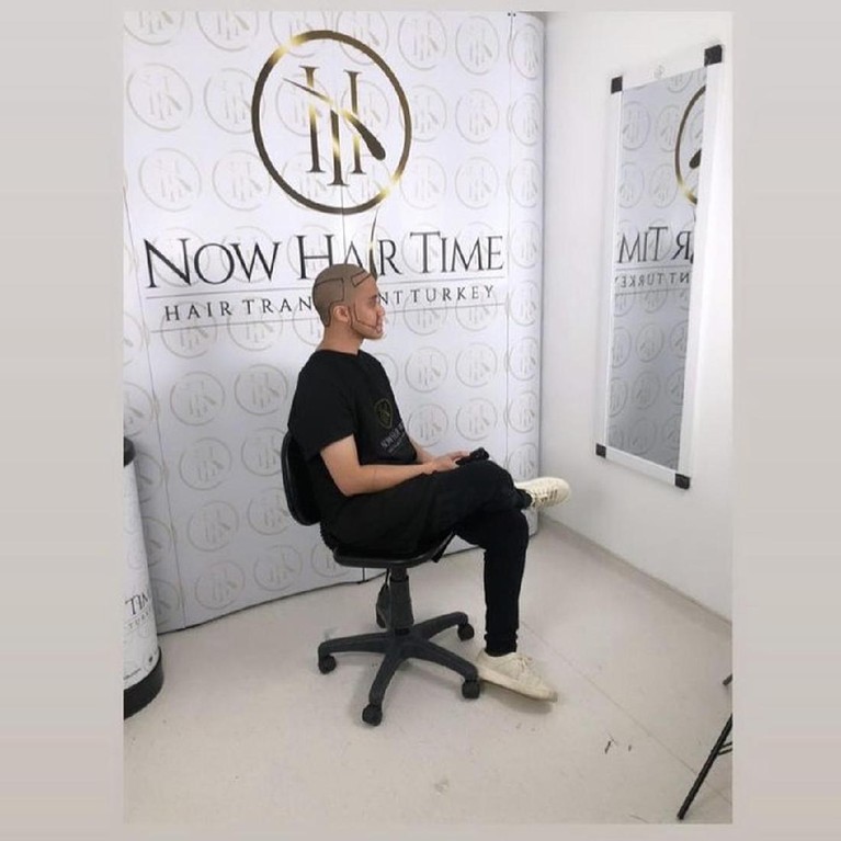 Transformasi Gaya Rambut Kevin Aprilio dari Gondrong, Cepak hingga Botak Kevin Aprilio terkenal dengan style rambut gondrongnya. Berikut beberapa transformasi gaya rambut Kevin!