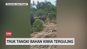 VIDEO: Truk Tangki Bahan Kimia Terguling
