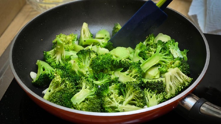 Stir fried broccoli with garlic - home cook