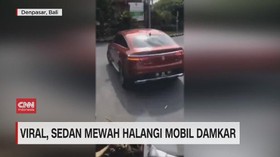 VIDEO: Sedan Mewah Halangi Mobil DAMKAR