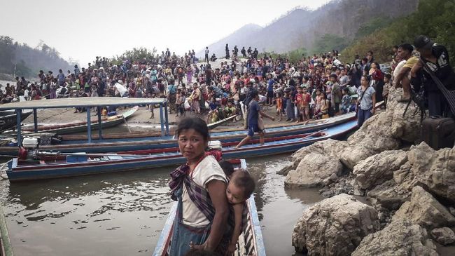 Ribuan warga Myanmar bersiap kabur ke Thailand untuk menghindari situasi yang kian panas karena peningkatan saling serang antara militer dan milisi etnis Karen.