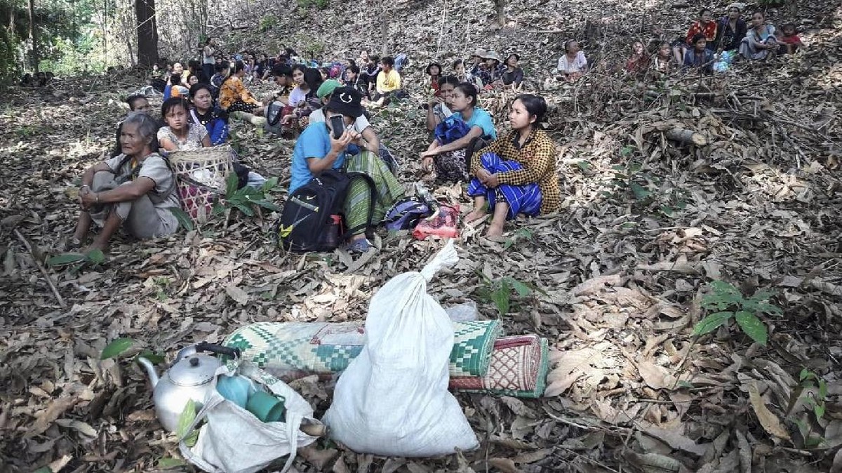 FOTO: Warga Desa Myanmar Masuk Hutan Hindari Gempuran Tentara