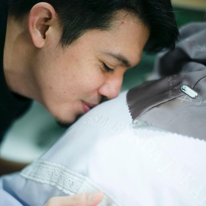 <p>Dalam sebuah foto, terlihat Irwansyah mencium perut Zaskia Sungkar yang tengah hamil besar. (Foto: Instagram @childbirthphotography)</p>