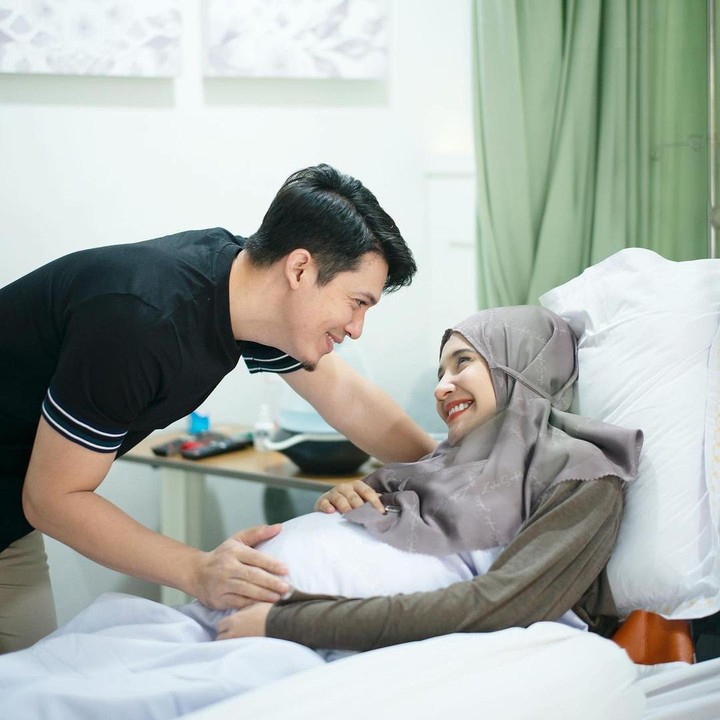 <p>Zaskia Sungkar terlihat sudah berada di rumah sakit untuk melahirkan, Bunda. Ia tampak ditemani sang suami, Irwansyah. (Foto: Instagram @childbirthphotography)</p>