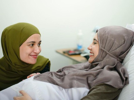 Pertama Kali Gendong Anak Zaskia Sungkar, Ini Reaksi Shireen