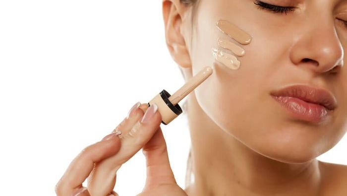 6 Rekomendasi Foundation Terbaik untuk Kulit Berminyak, Dijamin Make Up Awet dan Tahan Lama!