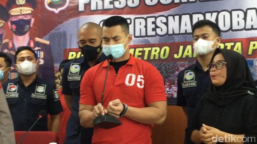 Agung Saga Agung Saga sesenggukan menyesali kembali ditangkap karena narkoba