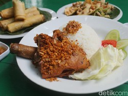 Bebek Perdikan: Empuk Juicy Bebek Goreng di Restoran dalam Gang Buntu