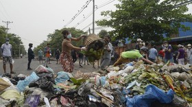 FOTO: Sampah, Senjata Baru Rakyat Myanmar Lawan Junta Militer
