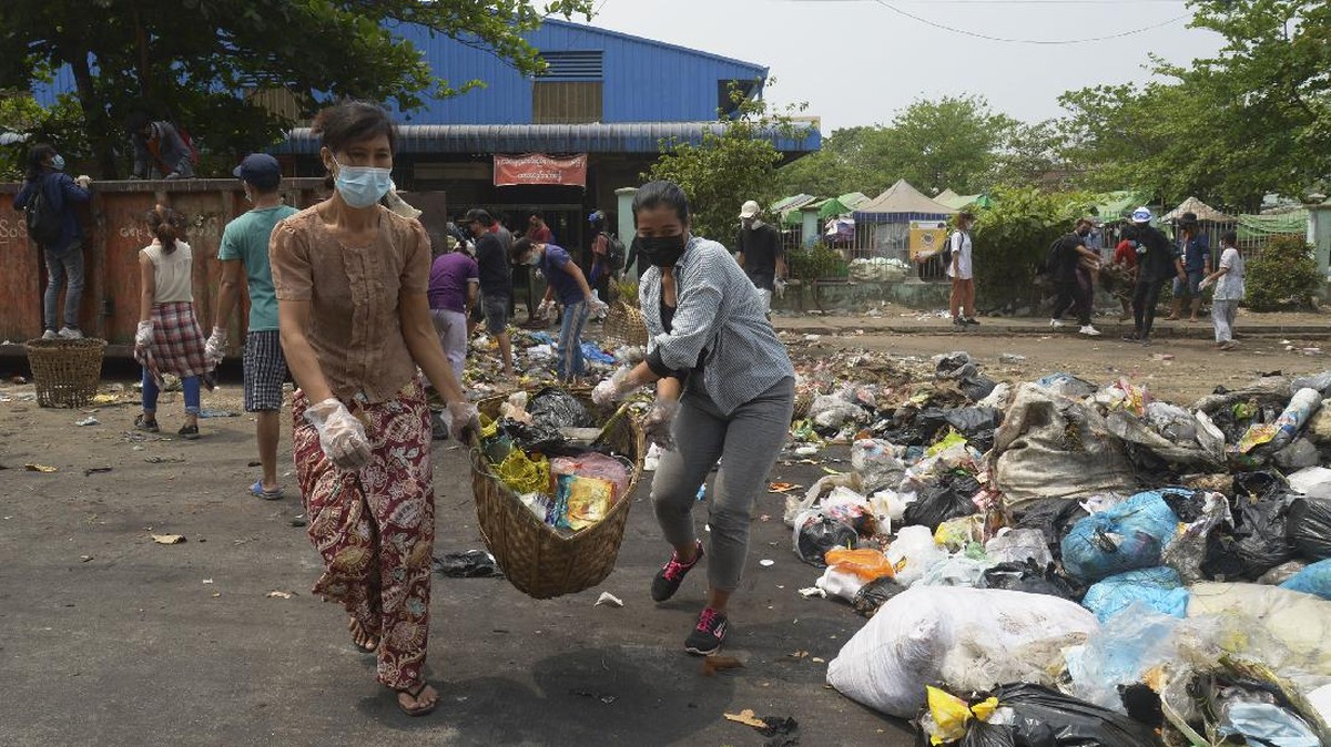 FOTO: Sampah, Senjata Baru Rakyat Myanmar Lawan Junta Militer