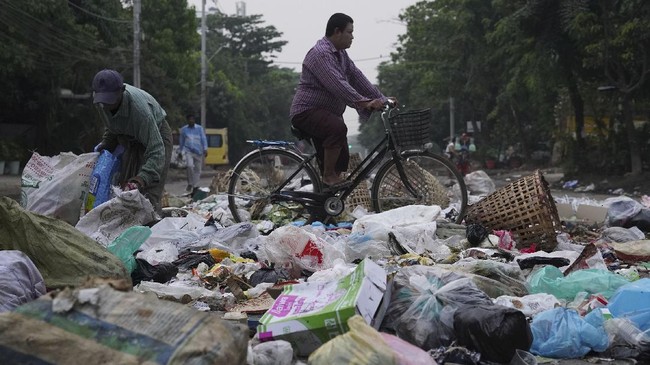 FOTO: Sampah, Senjata Baru Rakyat Myanmar Lawan Junta Militer