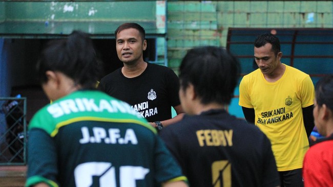 Mantan pemain Timnas Indonesia, Charis Yulianto mengungkapkan pelatih Rahmad Darmawan punya peran besar dalam kariernya.