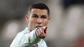 Hoaks Ronaldo soal Israel, Wijnaldum Diserang Fan Liverpool