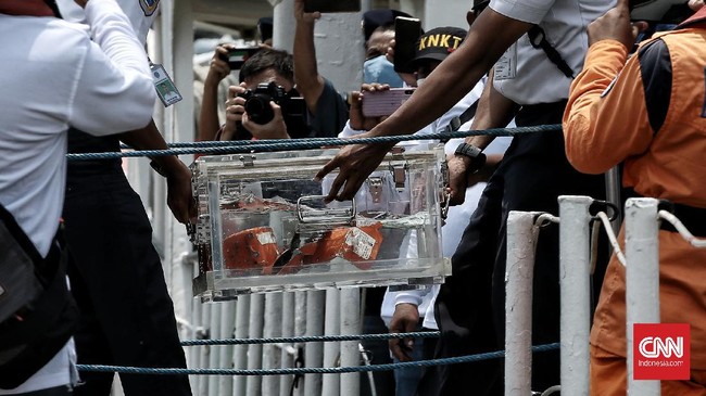 Usai menemukan CVR bagian lain black box Sriwijaya Air SJ 182, KNKT menjamin akan membuka informasi setransparan mungkin tentang apa yang terjadi saat itu.