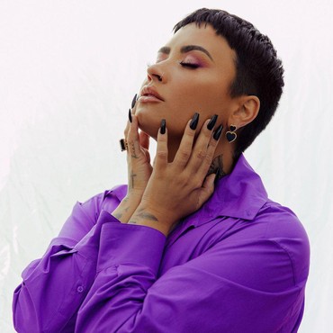 Usai Akui Jadi Non-Biner, Demi Lovato Rayakan Natal dengan Rambut Botak