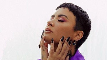 Usai Akui Jadi Non-Biner, Demi Lovato Rayakan Natal dengan Rambut Botak