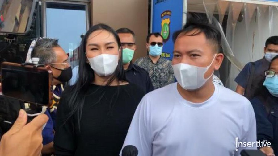 Mediasi dengan Angel Lelga, Vicky Prasetyo mengajak istrinya Kalina Oktarani. Berikut penampakan mereka!