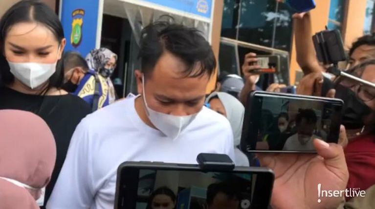 Ditemani Kalina, Inilah Penampakan Vicky Hadiri Mediasi dengan Angel Lelga Mediasi dengan Angel Lelga, Vicky Prasetyo mengajak istrinya Kalina Oktarani. Berikut penampakan mereka!