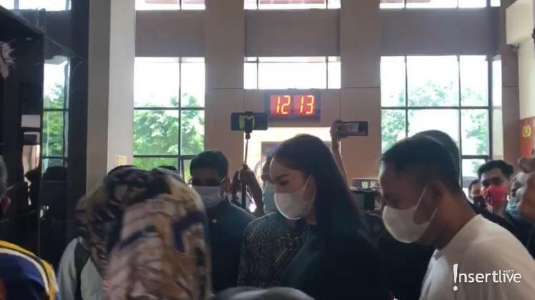 Ditemani Kalina, Inilah Penampakan Vicky Hadiri Mediasi dengan Angel Lelga Mediasi dengan Angel Lelga, Vicky Prasetyo mengajak istrinya Kalina Oktarani. Berikut penampakan mereka!