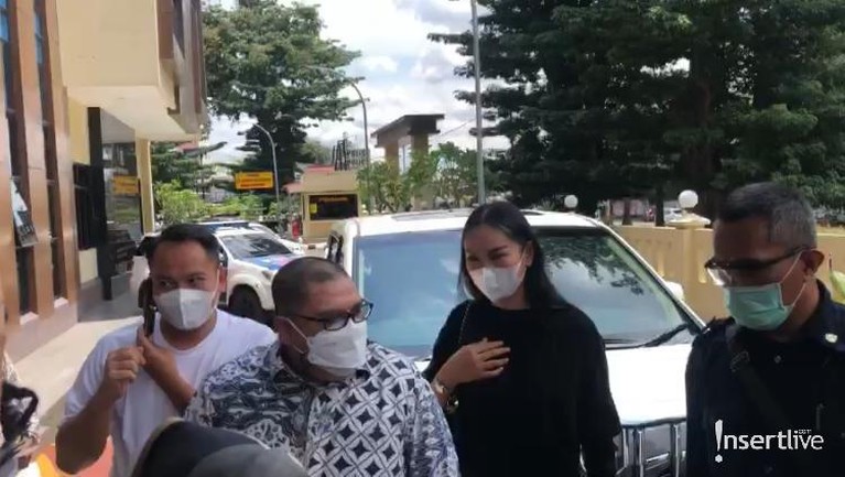 Mediasi dengan Angel Lelga, Vicky Prasetyo mengajak istrinya Kalina Oktarani. Berikut penampakan mereka!