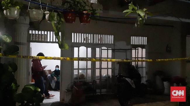 Polisi meringkus puluhan terduga teroris di sejumlah wilayah dalam sepekan terakhir. Penangkapan gencar dilakukan pasca bom bunuh diri di Makassar.