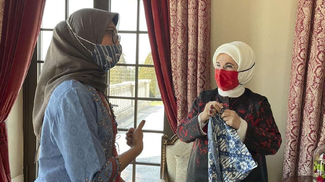 Ibu Negara Turki disebut begitu mencintai batik Indonesia. Selama beberapa waktu, ia dilaporkan kerap mengenakan masker batik saat menerima tamu kenegaraan.