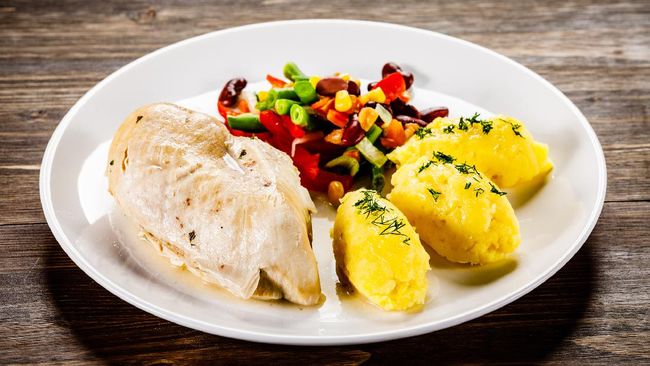 Resep ayam rebus untuk diet bisa menjadi menu andalan sehari-hari selama menjalani program turunkan berat badan.