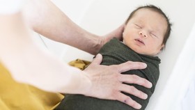 4 Mitos dan Fakta Soal Bedong Bayi