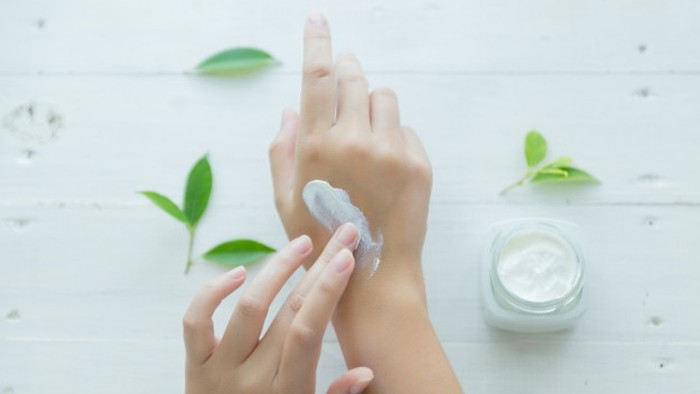 tidak menggunakan pelembap adalah salah satu hal yang dapat membuat skin barrier tidak berfungsi optimal.