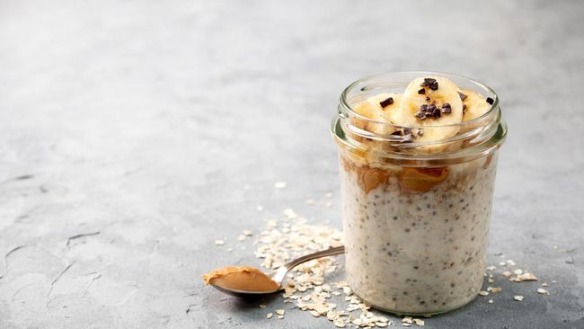 Overnight oat pisang cokelat dapat menjadi pilihan menu sahur untuk diet yang praktis saat bulan Ramadan.