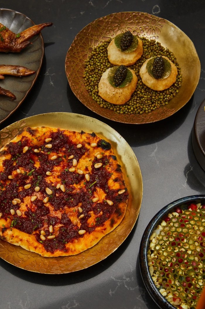 Sona menyajikan makanan-makanan khas India dari mana Priyanka berasal. Chef Sona Restaurant adalah Hari Nayak, chef Indian food yang sudah malang melintang selama 20 tahun di New York (foto: vouge.in)