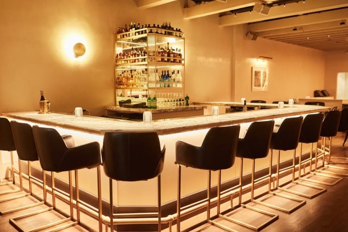 Di restoran ini juga terdapat bar tempat menyajikan berbagai minuman (foto: vogue.com)