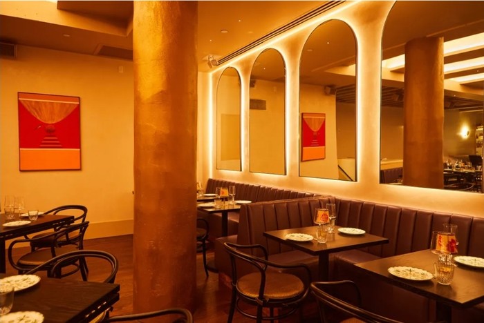 Ide untuk membuka restoran India tercetus oleh Piyanka dan sahabat baiknya Maneesh Goyal, yang juga seorang pengusaha, saat mereka menyantap makanan India, namun rasanya kurang pas (foto: vogue.com)