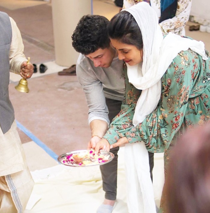 Jauh sebelum dibuka, Nick Jonas sudah mendukung usaha Priyanka untuk berbisnis restoran. Salah satunya dengan mengikuti upacara Puja untuk memberkati tempat yang nantinya akan menjadi Sona (foto:instagram.com/priyankachopra)