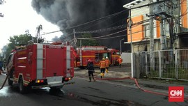 Pabrik Plastik Surabaya Kebakaran, 15 Mobil Damkar Diturunkan