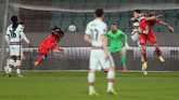 FOTO: Luksemburg vs Portugal Bukti Ronaldo Layak Jadi Kapten Cristiano Ronaldo membuktikan masih layak menjadi kapten timnas Portugal setelah membawa timnya menang atas Luksemburg.