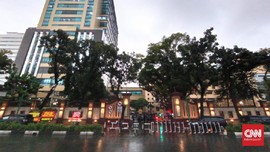 Mobil Jenazah Masuki Halaman Parkir usai Mabes Polri Diserang