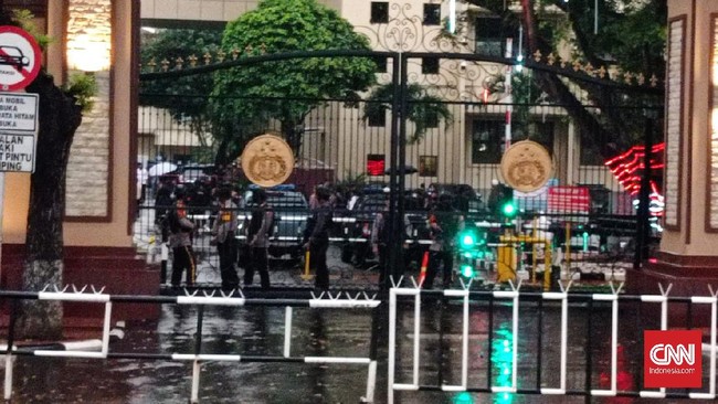 Seorang warga di sekitar area markas Korps Bhayangkara mengaku mendengar sedikitnya 7 kali suara tembakan saat Mabes Polri diserang.