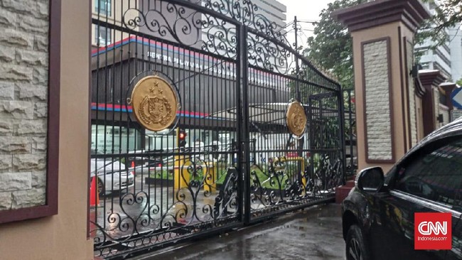 Seorang terduga teroris diduga berupaya melakukan penyerangan ke area Mabes Polri, petugas polisi yang berjaga pun segera melumpuhkannya dengan tembakan.