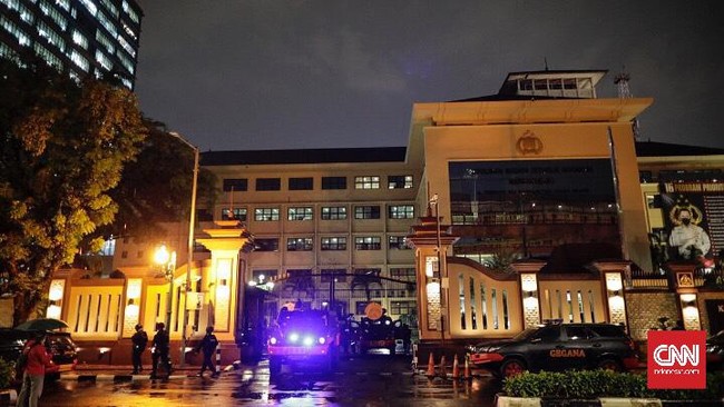 Pengamanan di RS Polri diperketat usai kedatangan jenazah terduga pelaku penyerangan Mabes Polri.