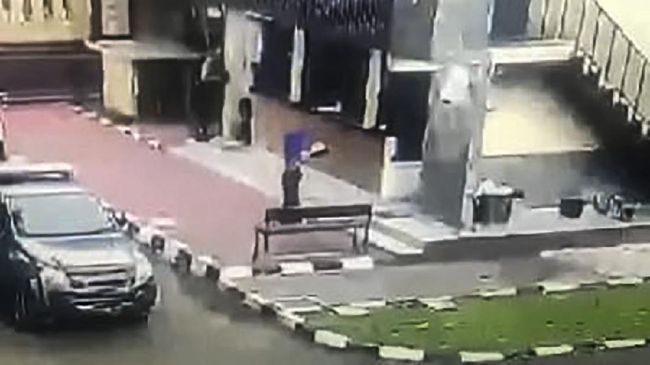 Kesaksian Juru Parkir Lihat Mabes Polri Diserang Seorang juru parkir yang bekerja di sekitar Mabes Polri mengaku mendengar suara tembakan kala ada dugaan serangan teroris pada Rabu sore.