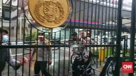 Polisi Berseragam Lengkap Siaga Usai Mabes Polri Diserang
