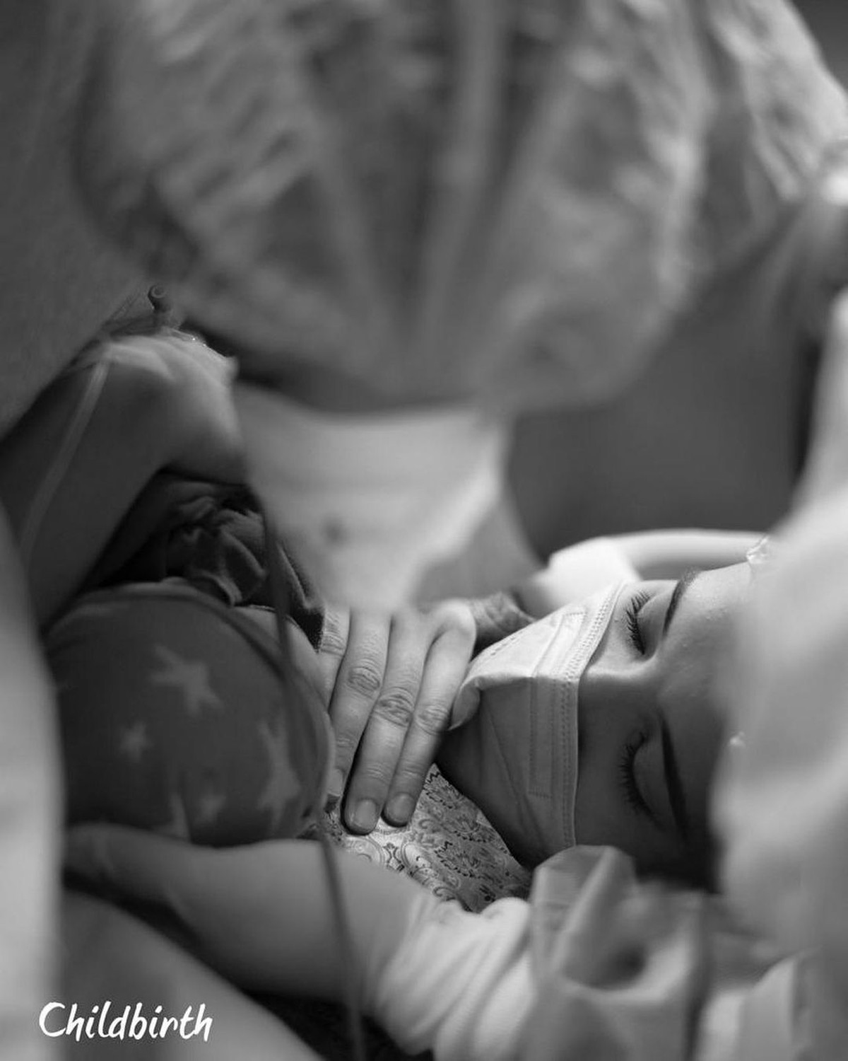 Kabar bahagia datang dari pasangan Irwansyah dan Zaskia Sungkar yang telah melahirkan anak pertamanya setelah 10 tahun penantian&period; Berikut momen haru Zaskia&excl;