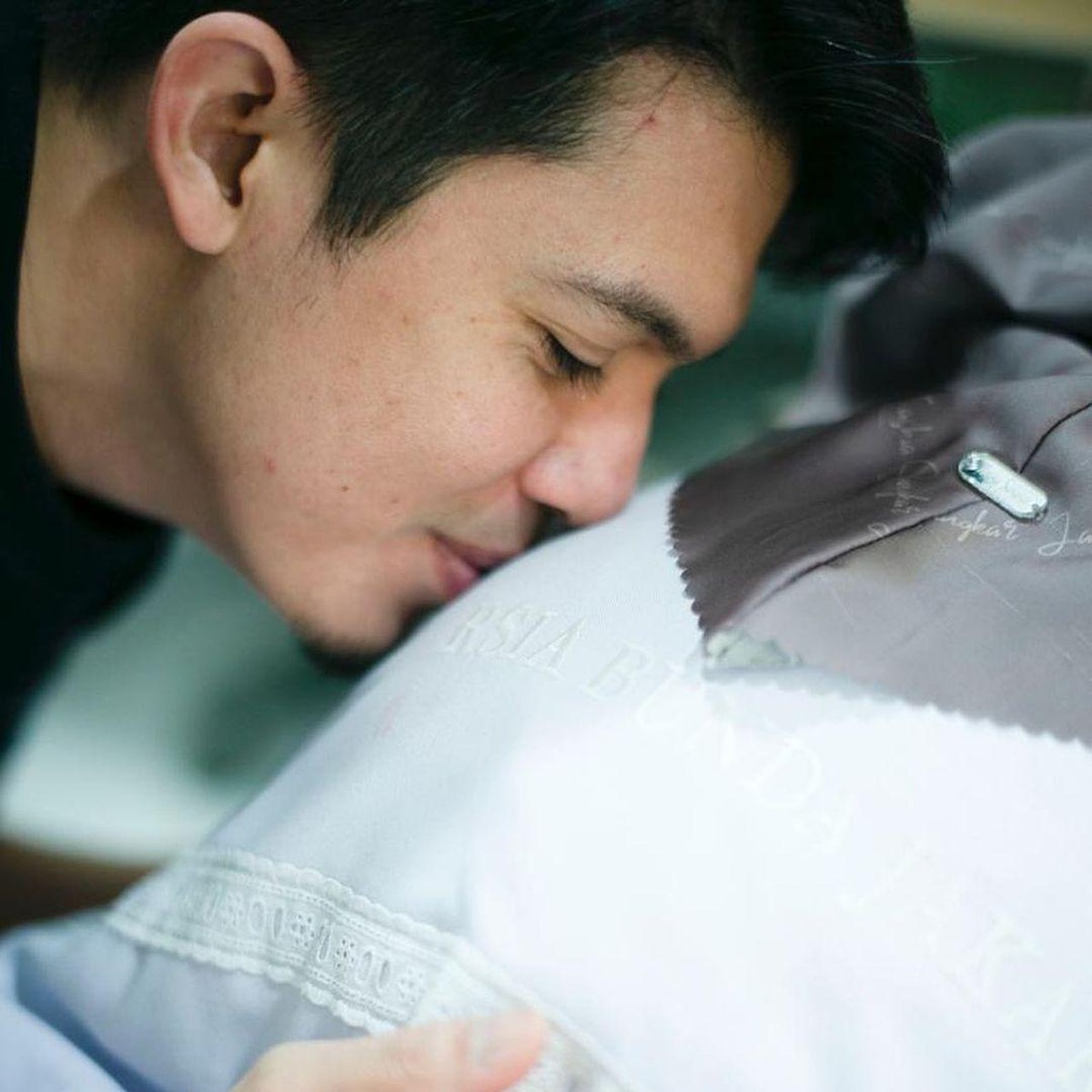 Kabar bahagia datang dari pasangan Irwansyah dan Zaskia Sungkar yang telah melahirkan anak pertamanya setelah 10 tahun penantian&period; Berikut momen haru Zaskia&excl;