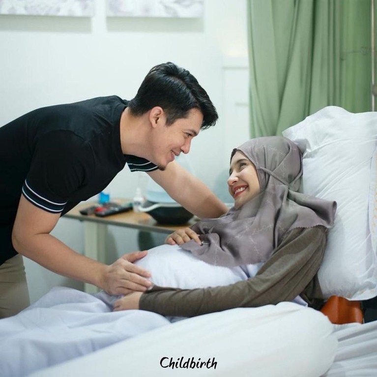 Momen Haru Detik-Detik Zaskia Sungkar Melahirkan Setelah 10 Tahun Penantian Kabar bahagia datang dari pasangan Irwansyah dan Zaskia Sungkar yang telah melahirkan anak pertamanya setelah 10 tahun penantian. Berikut momen haru Zaskia!