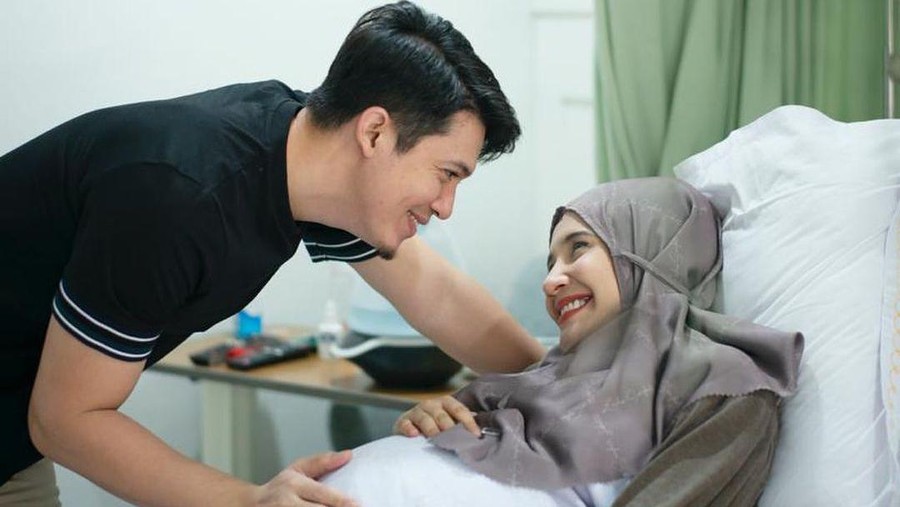 Kabar bahagia datang dari pasangan Irwansyah dan Zaskia Sungkar yang telah melahirkan anak pertamanya setelah 10 tahun penantian. Berikut momen haru Zaskia!